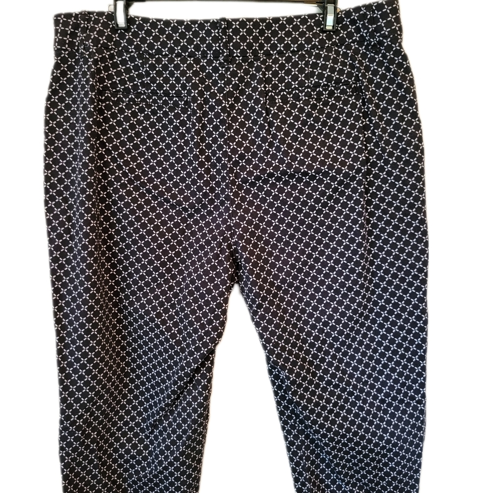 Stylish and Cute St Johns Bay Capri Black and White Size 16